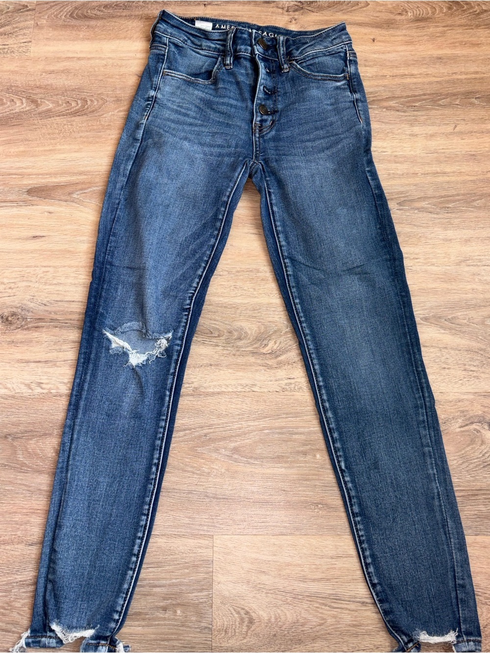 American Eagle Vintage Dark Wash High-Rise Distressed Skinny Jeans. Size 2